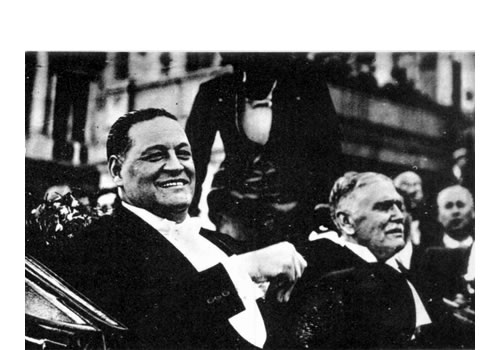 El presidente Ortiz, en compañía del vicepresidente Castillo, se retiran del Congreso luego de prestar juramento presidencial, febrero de 1938